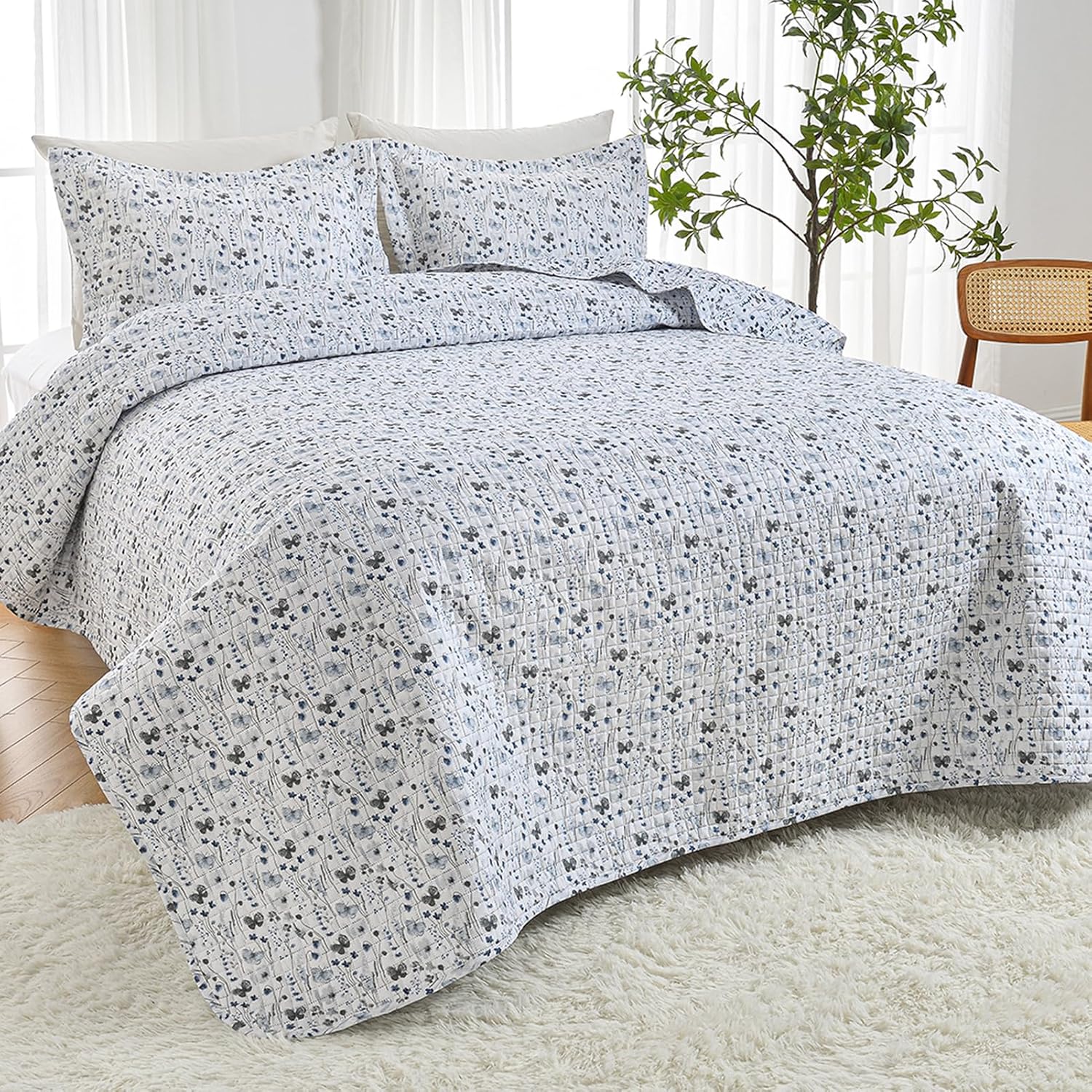 HollyHOME 3 Pieces Reversible Quilt Set, Ink Wash Butterfly Floral Design Microfiber Bedspread Bed Cover for All Season, Includes 1 Quilt, 2 Pillow Shams (Full/Queen, 86"x96")