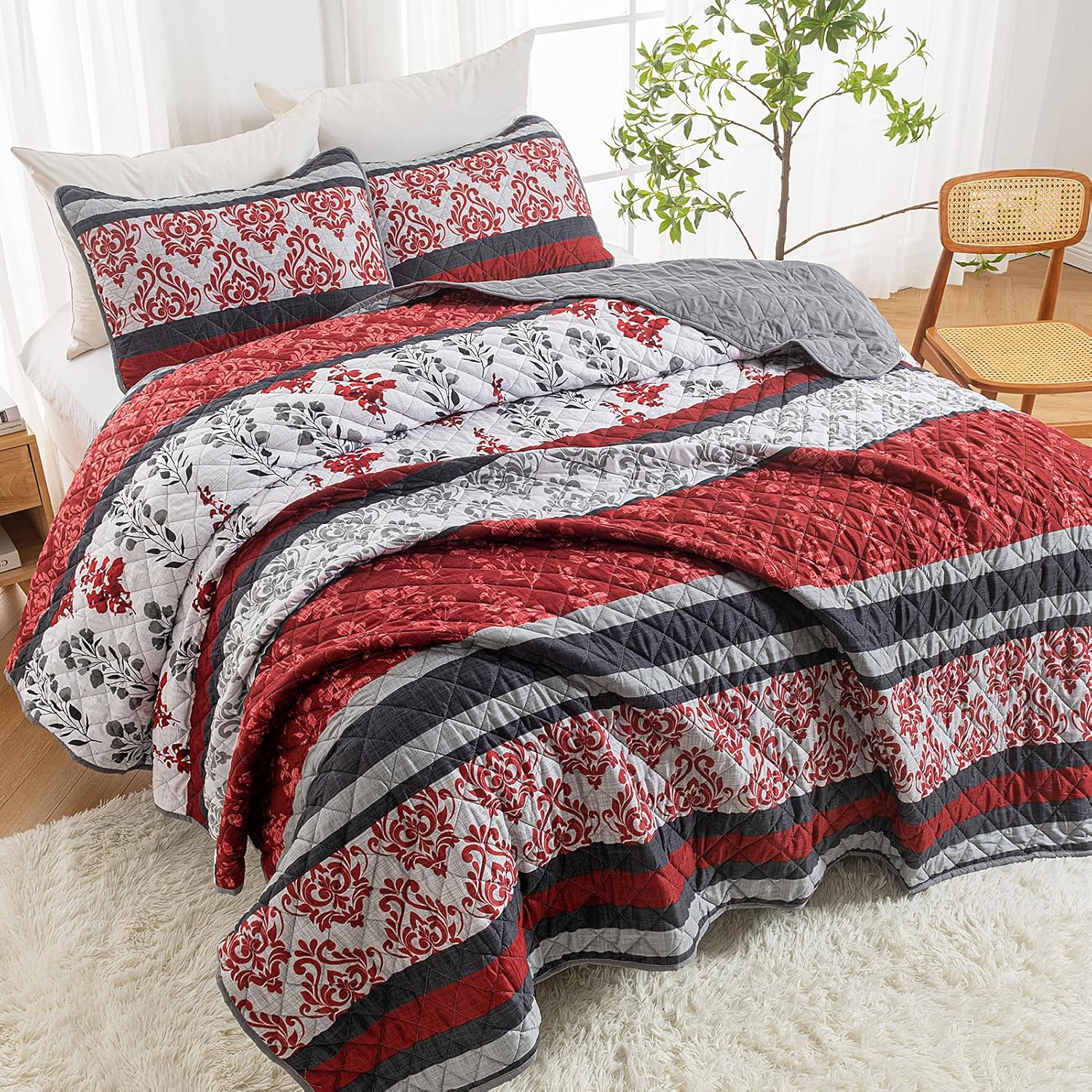 HollyHOME 3 Pieces King Size Quilt Sets, Splicing Red Flowers Design Bedspread Bed Cover for All Season, Includes 1 Quilt, 2 Pillow Shams (King, 102"x96")